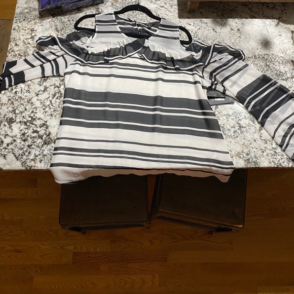 Cold shoulder style blouse - Picture 2 of 2